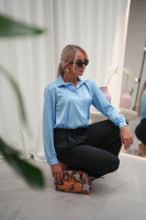 Elegancka koszula satynowa damska z kołnierzykiem i ozdobnymi guzikami - Baby Blue